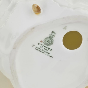 79504 ROYAL DOULTON STEPHANIE FIGURKA NIEWIASTY W ŻÓŁTEJ SUKNI (9).jpg