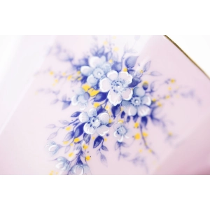 69704 LEANDER FILIŻANKA ZE SPODKIEM RÓŻOWA PORCELANA BŁĘKITNE BUKIETY (3).JPG