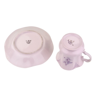 79624 STRUŽNA GRANIASTA FILIŻANKA ZE SPODKIEM Z RÓŻOWEJ PORCELANY FIOLETOWE KWIATKI I MOTYLKI (12).jpg