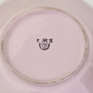 79624 STRUŽNA GRANIASTA FILIŻANKA ZE SPODKIEM Z RÓŻOWEJ PORCELANY FIOLETOWE KWIATKI I MOTYLKI (13).jpg