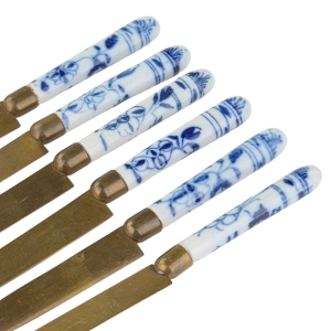 79706 PORCELANOWY STOJAK Z NOŻAMI DO OWOCÓW KOBALEM MALOWANE (9).jpg