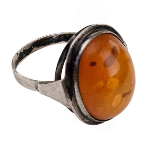 79831 KLASYCZNY ELEGANCKI SREBRNY PIERŚCIONEK Z BURSZTYNEM R. 18,5 WAGA 3,9 G PR. 835 (1).jpg