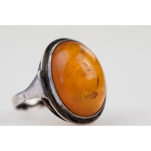 79831 KLASYCZNY ELEGANCKI SREBRNY PIERŚCIONEK Z BURSZTYNEM R. 18,5 WAGA 3,9 G PR. 835 (2).jpg