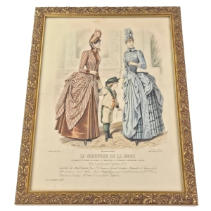 79895 LE MONITEUR DE LA MODE STARA RYCINA Z MODĄ ZA SZYBĄ W RAMIE (1).jpg