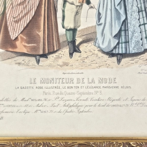 79895 LE MONITEUR DE LA MODE STARA RYCINA Z MODĄ ZA SZYBĄ W RAMIE (4).jpg