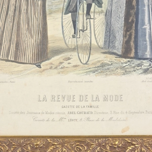 79896 LA REUVE DE LA MODE STARA RYCINA Z MODĄ ZA SZYBĄ W RAMIE (3).jpg