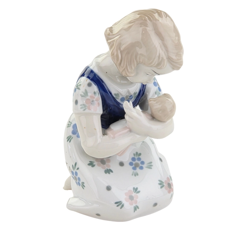 79913 GRÄFENTHAL THÜRINGEN FIGURKA DZIEWCZYNKI Z LALKĄ (1).jpg