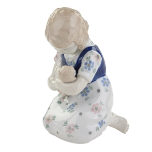 79913 GRÄFENTHAL THÜRINGEN FIGURKA DZIEWCZYNKI Z LALKĄ (2).jpg