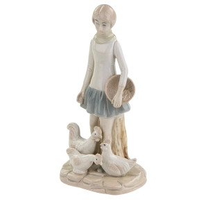 79966 FIGURA DZIEWCZYNY KARMIĄCEJ KURY W STYLU HISZPAŃSKIM (2).jpg