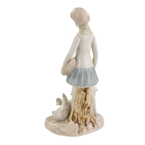 79966 FIGURA DZIEWCZYNY KARMIĄCEJ KURY W STYLU HISZPAŃSKIM (4).jpg