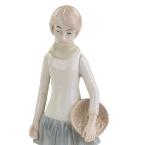 79966 FIGURA DZIEWCZYNY KARMIĄCEJ KURY W STYLU HISZPAŃSKIM (5).jpg