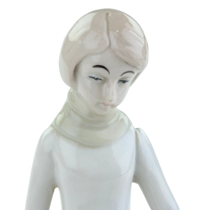 79966 FIGURA DZIEWCZYNY KARMIĄCEJ KURY W STYLU HISZPAŃSKIM (6).jpg