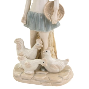 79966 FIGURA DZIEWCZYNY KARMIĄCEJ KURY W STYLU HISZPAŃSKIM (7).jpg