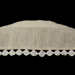 15483 POMYSŁOWY LAMBREKIN LEN I SZYDEŁKOWE KWIATUSZKI 121 X 45 CM.jpg