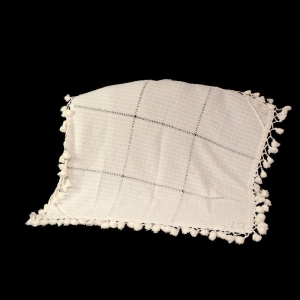 STYLIZOWANY OBRUS Z CHWOSTAMI I KORALIKAMI